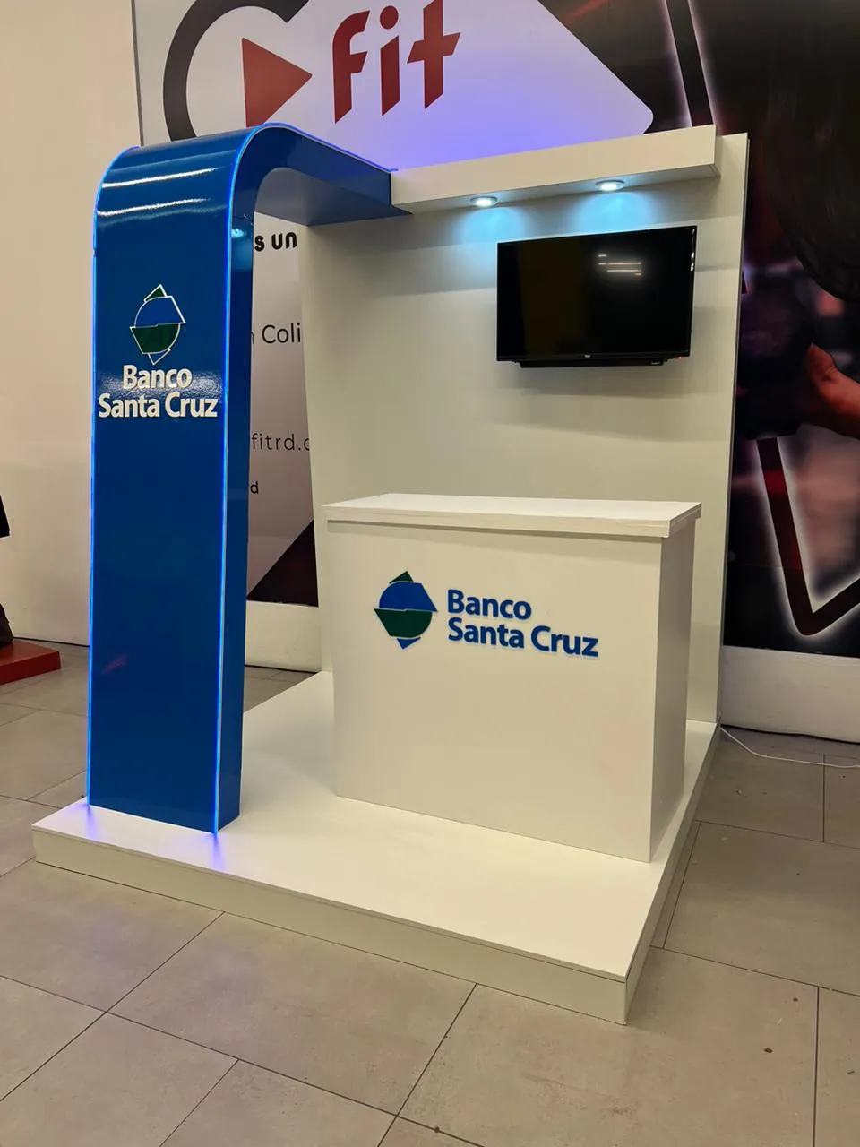 Stand Banco Santa Cruz, toma 1 de 5