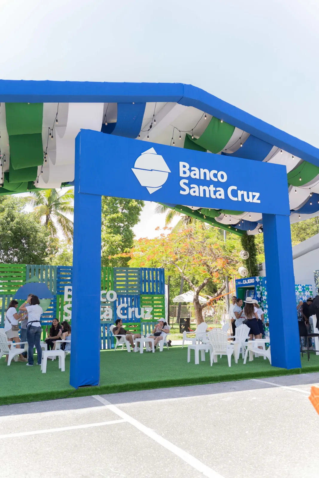Stand Banco Santa Cruz, toma 2 de 5